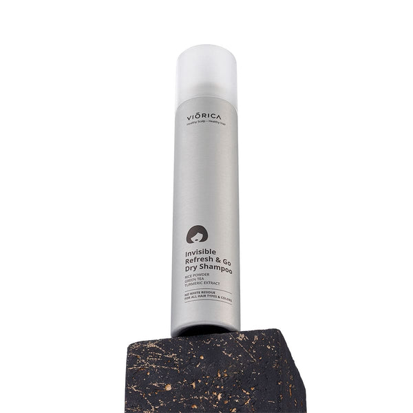 Șampon uscat argintiu Viorica, cu pudră de orez și extract de turmeric, pentru toate tipurile de păr.