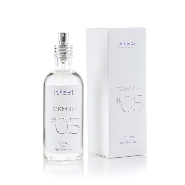 Apă de Parfum Formula #05 pentru femei, flacon transparent, etichetă albă, capac argintiu.