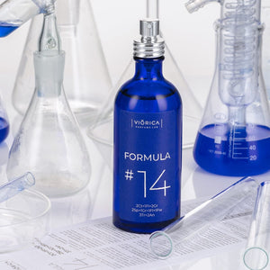 Sticlă albastră de apă de parfum FORMULA #14 pentru bărbați, cu pulverizator metalic.