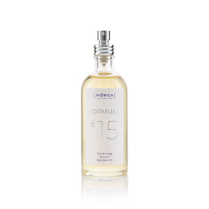 Sticlă de parfum FORMULA #15, etichetă elegantă, pulverizator metalic, lichid galben deschis.