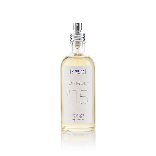 Sticlă de parfum FORMULA #15, etichetă elegantă, pulverizator metalic, lichid galben deschis.