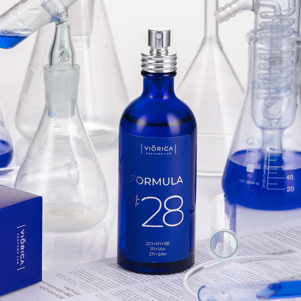 Sticlă albastră Apă de Parfum FORMULA #28, atomizor metalic argintiu, decorată în stil modern.