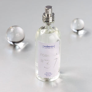 Sticluță Apă de Parfum FORMULA #37 femei, capac argintiu, lichid transparent, detaliu etichetă clar.