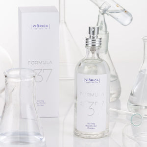 Sticla transparentă Apă de Parfum FORMULA #37, detalii argintii, ambalaj alb minimalist.