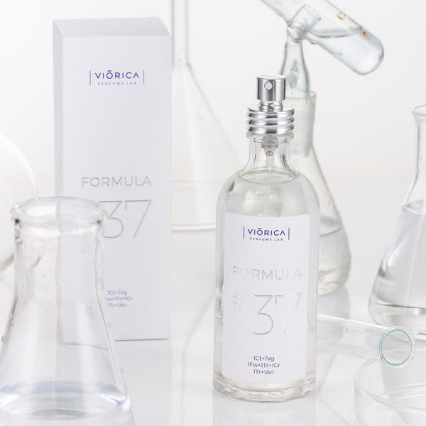 Sticla transparentă Apă de Parfum FORMULA #37, detalii argintii, ambalaj alb minimalist.