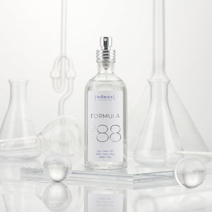 Sticluță de apă de parfum Formula #88 pentru femei, design transparent, textură sofisticată.