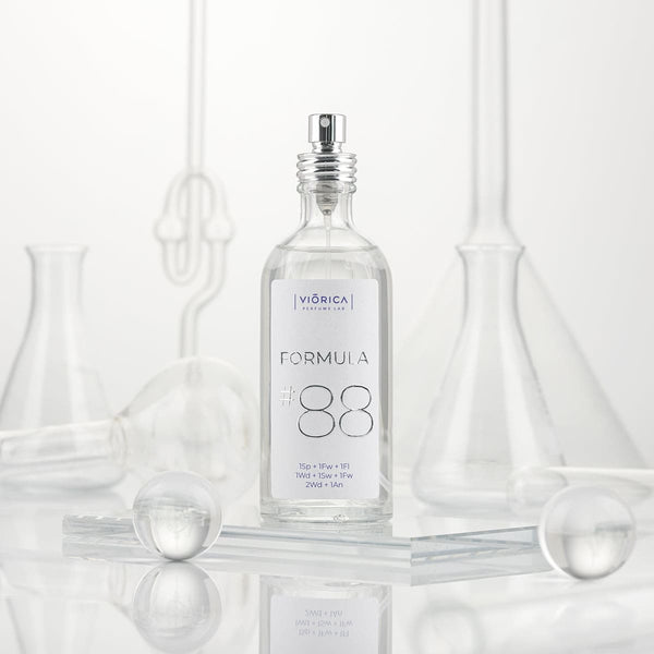 Sticluță de apă de parfum Formula #88 pentru femei, design transparent, textură sofisticată.