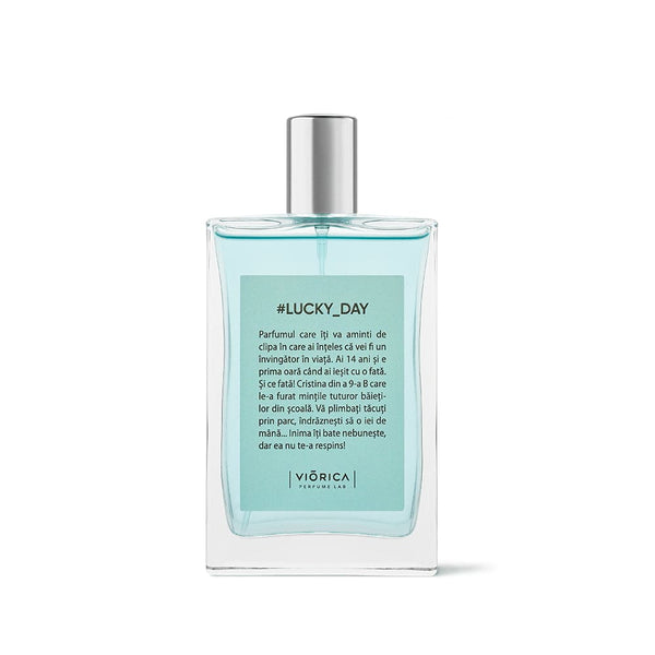 Apă de parfum Lucky_Day pentru bărbați, sticlă transparentă cu lichid albastru deschis și capac argintiu.