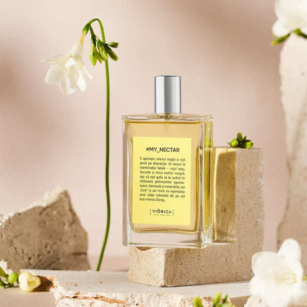 Flacon dreptunghiular de parfum #My_Nectar pentru femei, capac argintiu, fundal floral natural.