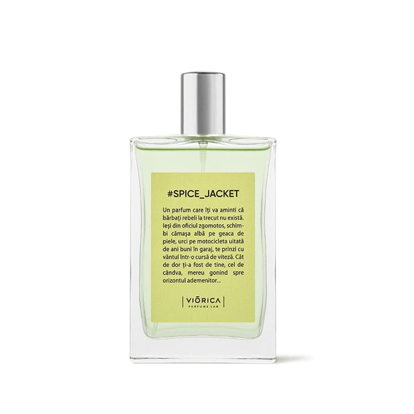 Apă de parfum Spice Jacket, sticlă transparentă, etichetă verde, capac metalic argintiu, esențe de piele și lemn.
