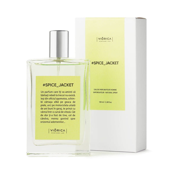 Sticla de parfum #Spice_Jacket cu etichetă galbenă, capac metalic argintiu și cutie albă elegantă.