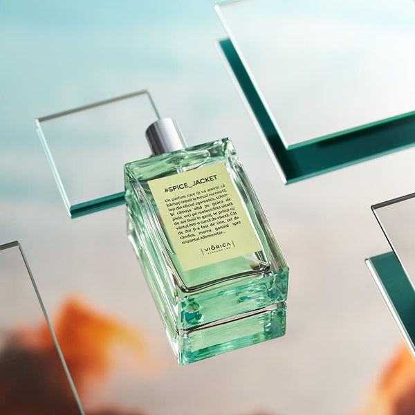 Sticlă parfum bărbătesc #Spice_Jacket cu detalii pielă și lemn, fundal albastru, design modern.