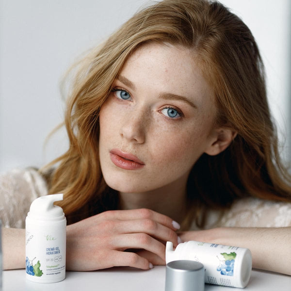 Cremă-gel hidratantă SPF20 Viorica Vie în ambalaj alb cu detalii albastre, vedere laterală.