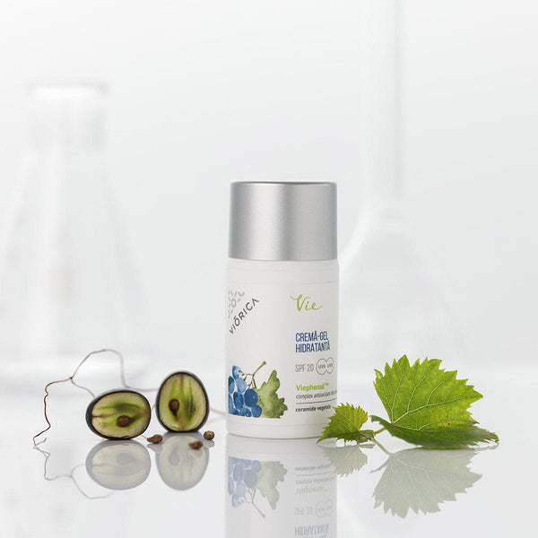 Cremă-gel SPF20, Viorica Vie, cu extract de struguri, capac argintiu, frunză verde și boabe tăiate, pentru ten uscat.