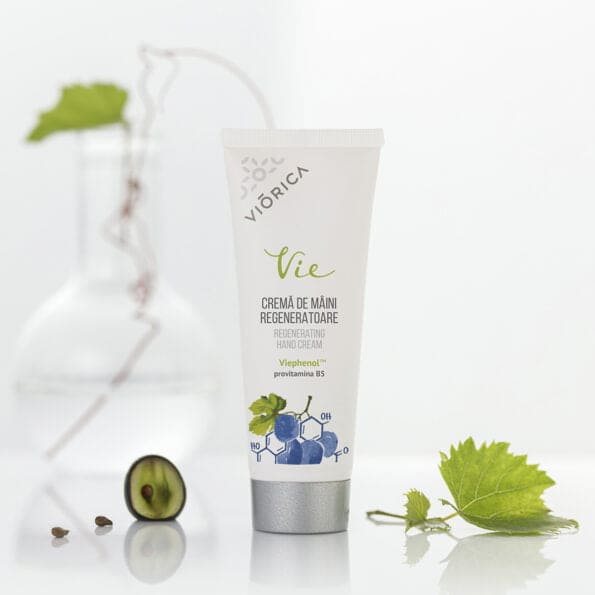 Cremă de mâini regeneratoare Viorica Vie, produs cu Viopfenol, Provitamina B5, ambalaj alb, detalii verzi.