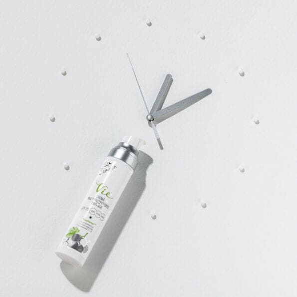 Cremă anti-aging SPF20 Viorica Vie pe fundal alb, design modern și capac argintiu.