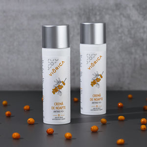 Cremă de noapte anti-rid 45+ Viorica, flacon alb, capac metalic argintiu, ulei cătină, acid hialuronic.