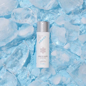 Cremă de noapte reparatoare Nordica pe fundal de gheață albastră, capac argintiu texturat.