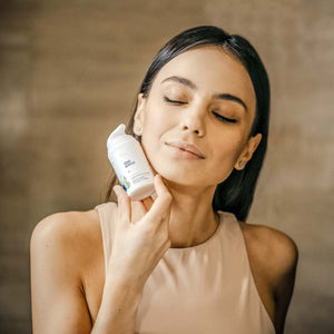 Cremă nutritivă Viorica Vie într-un recipient alb, ten radiant în fundal neutru.