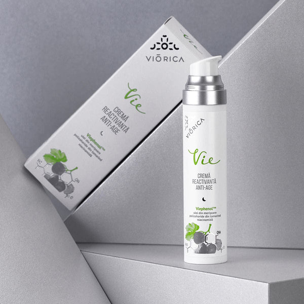 Cremă anti-îmbătrânire Viorica Vie, flacon alb cu capac argintiu, ambalaj detaliat pe fundal gri.