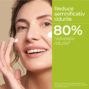 Femeie aplică cremă anti-age pe față, textură albă, ten neted, reduce ridurile semnificativ, utilizare noapte.