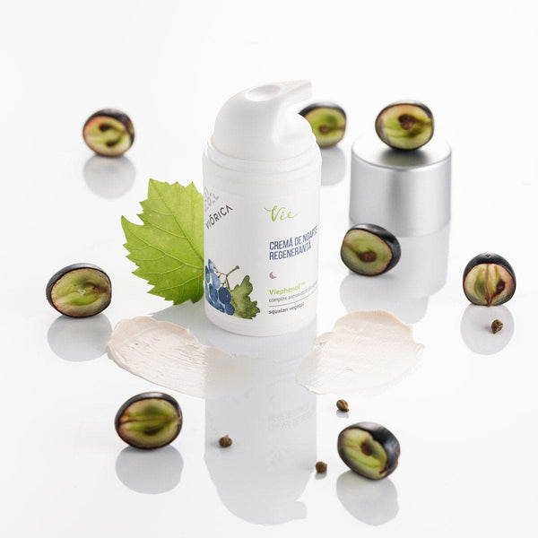 Cremă regenerantă de noapte Viorica Vie, flacon alb cu detalii argintii și extracte de struguri și frunze.