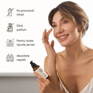 Femeie aplicând cremă de zi anti-rid cu colagen 21Collagen, formulă SPF 25, absorbție rapidă.