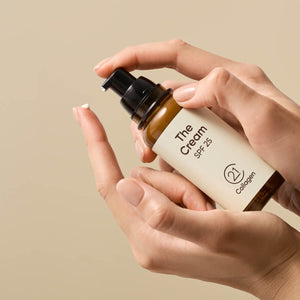 Crema de zi anti-rid, flacon bej, distribuită pe deget, textură fină, cu SPF 25 și colagen.