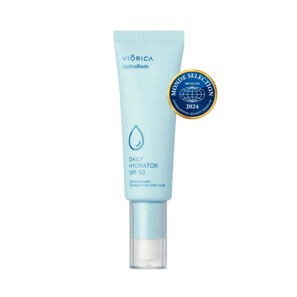 Cremă de zi HydroBiotic SPF 50, tub albastru, sigiliu Monde Selection.