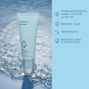 Tub cremă hidroprotectoare SPF 50 pe fundal acvatic, textură fină, albastru deschis, componente rezistente la apă.