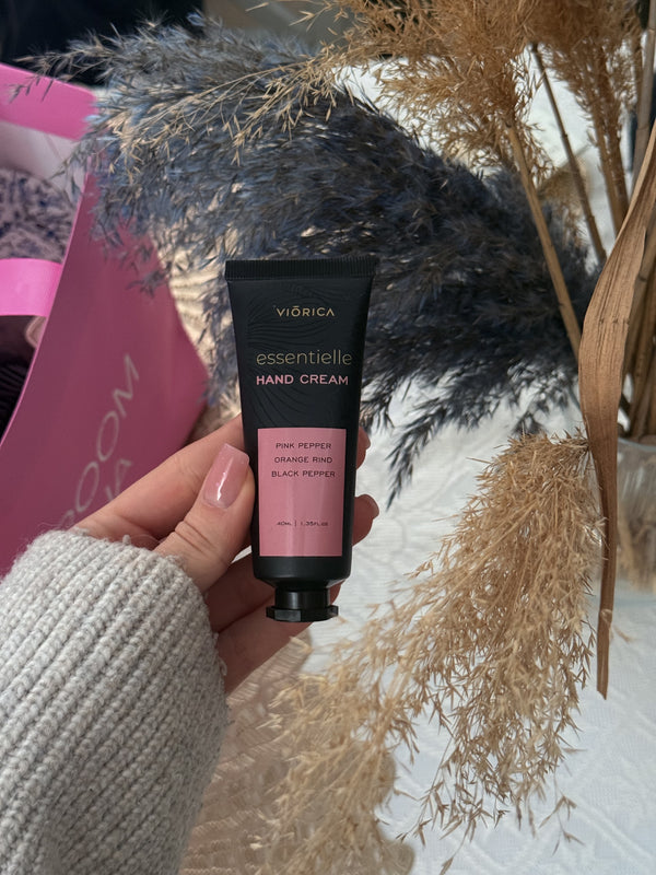 Crema maini Viorica Cosmetic Moldova Viorica Essentielle Piper roz Cremă pentru mâini cu textură