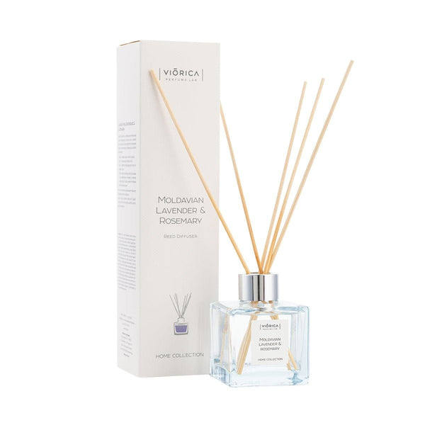 Difuzor de parfum cu bețe, lavandă moldovenească și rozmarin, sticlă transparentă.