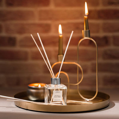 Difuzor de parfum Patchouli & Chihlimbar Negru cu bețe de lemn și sticlă transparentă.