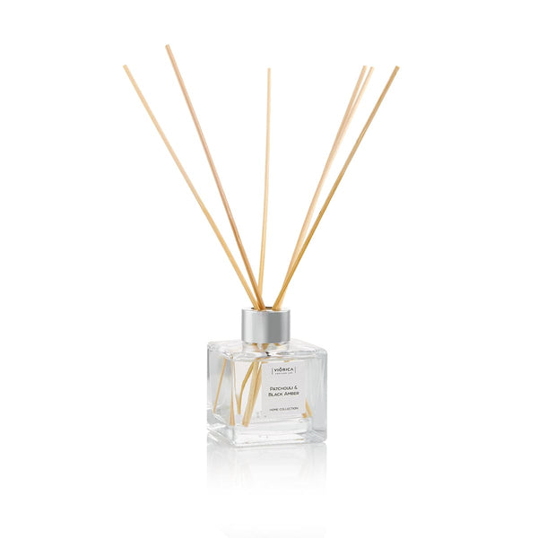 Difuzor parfum PATCHOULI & CHIHLIMBAR NEGRU, bețe din lemn, recipient sticlă, capac argintiu.