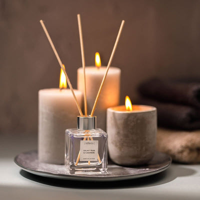 Difuzor parfum Trandafir de catifea și cașmir, sticle pătrate cu bețe din lemn, cutie albă cu text negru.