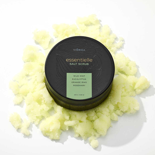 Scrub corp Viorica Essentielle în cutie neagră, sare galben-pal, aromă mentă sălbatică, eucalipt, coajă portocală.