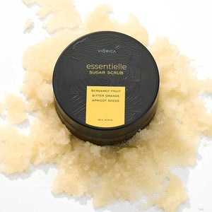 Scrub Viorica Essentielle cu zahăr, bergamot, portocală amară, semințe caise, capac negru, textura granulelor.