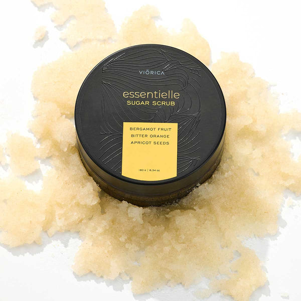 Scrub Viorica Essentielle cu zahăr, bergamot, portocală amară, semințe caise, capac negru, textura granulelor.