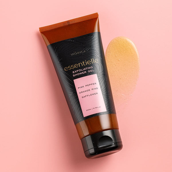 Gel de duș exfoliant Viorica Essentielle cu piper roz, coajă de portocală, 200 ml, ambalaj maro și negru.