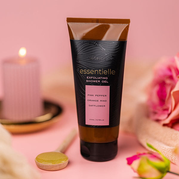 Gel de duș exfoliant Viorica Essentielle cu piper roz, coajă de portocală și șofrănel, 200 ml, tub negru și maro.