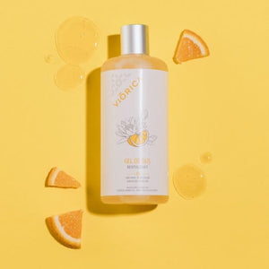 Sticlă gel de duș revitalizant Viorica, capac argintiu, decorată cu desene de citrice pe fundal galben.