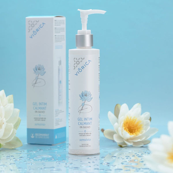 Flacon alb textură mată Gel Intim Calmant Viorica Sensivio, cu pompă argintie, fundal albastru.