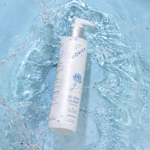 Sticlă albă cu gel intim calmant Viorica Sensivio, detaliu textură lichidă albastră.