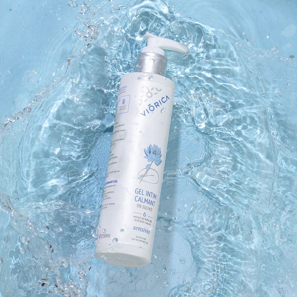 Sticlă albă cu gel intim calmant Viorica Sensivio, detaliu textură lichidă albastră.