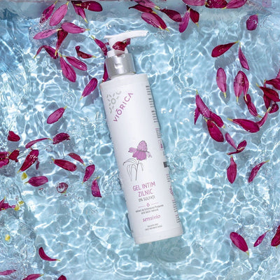 Gel Intim Zilnic Viorica Sensivio, extract Echinacea, acid lactic, flacon alb cu pompiță argintie, design floral.