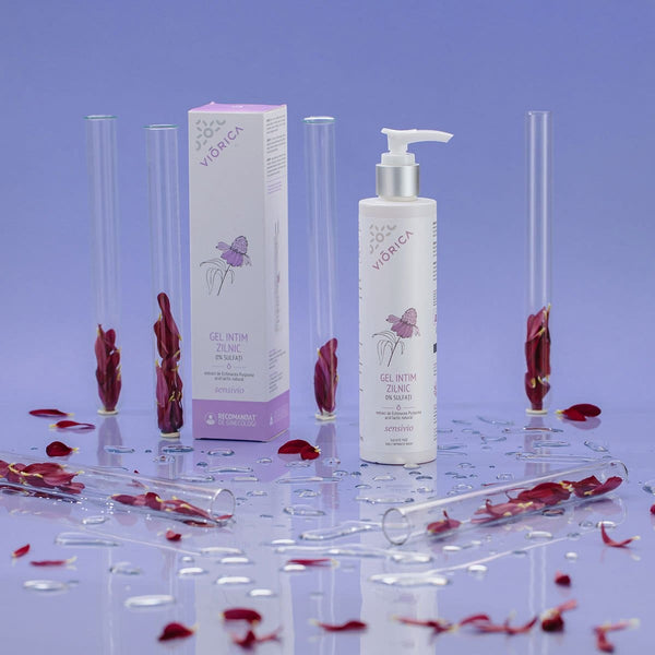 Gel Intim Zilnic Viorica Sensivio în ambalaj alb cu mov, textură cremoasă, fără sulfați, decor petale și sticlă.