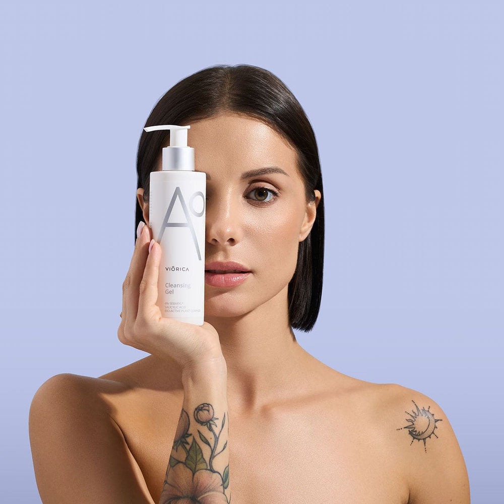 Gel Purificator A0 pentru ten gras și acneic, sticlă albă cu pompă gri.