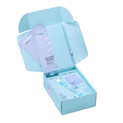 Set Hydration HEROES cu ser și măști în cutie albastră, design modern și componente ilustrate.