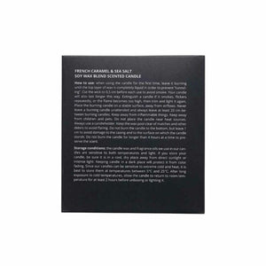 Cutie neagră cu text alb descriind instrucțiuni și condiții pentru lumânarea parfumată din ceară de soia.