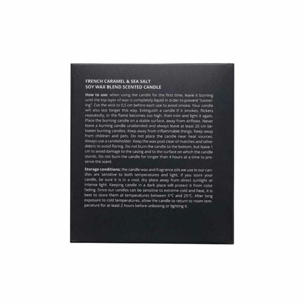 Cutie neagră cu text alb descriind instrucțiuni și condiții pentru lumânarea parfumată din ceară de soia.